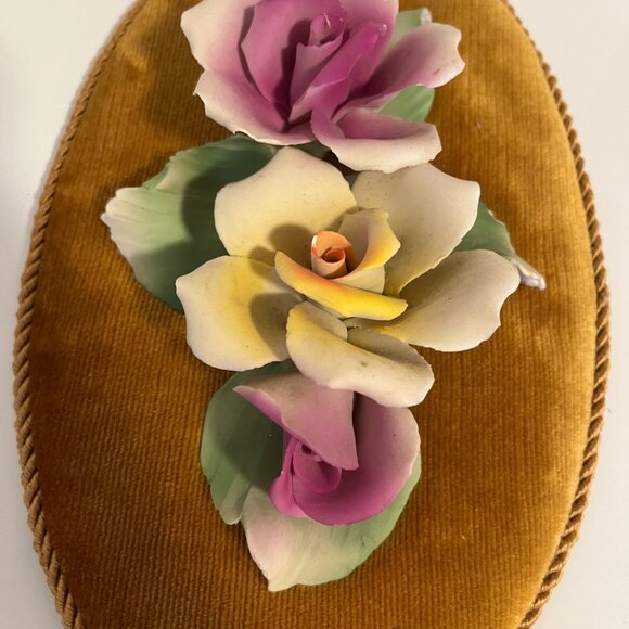 HANGING WALL ITALY VTG PLAQUE PORCELAIN ROSES ON GOLD VELVET BACKDRAFT-Preowned - Picture 3 of 6